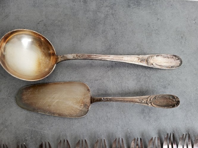 ENSEMBLE DE 12 FOURCHETTES A DESSERT OU HORS D'OEUVRE OU HUITRES+PELLE + LOUCHE