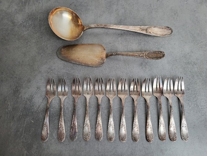 ENSEMBLE DE 12 FOURCHETTES A DESSERT OU HORS D'OEUVRE OU HUITRES+PELLE + LOUCHE