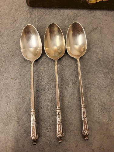 ENSEMBLE DE 12 PETITES CUILLERES EN METAL ARGENTE