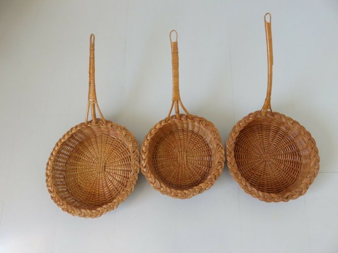 ENSEMBLE DE 3 GRANDES CORBEILLES EN ROTIN ANNEES 60 70 FRENCH RIVIERA VINTAGE 