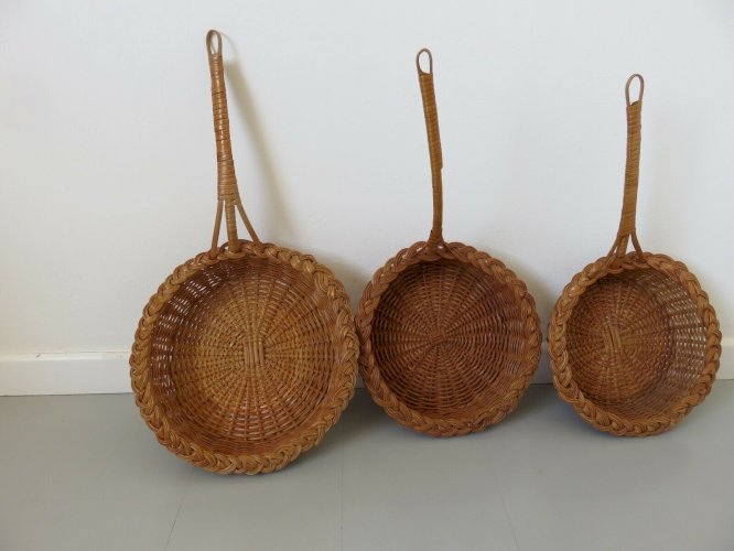 ENSEMBLE DE 3 GRANDES CORBEILLES EN ROTIN ANNEES 60 70 FRENCH RIVIERA VINTAGE 