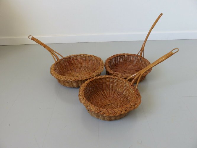 ENSEMBLE DE 3 GRANDES CORBEILLES EN ROTIN ANNEES 60 70 FRENCH RIVIERA VINTAGE 