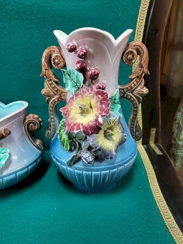 ENSEMBLE DE 3 PIECES JARDINIERES + 2 VASES EN BARBOTINE PARURE DE CHEMINEE