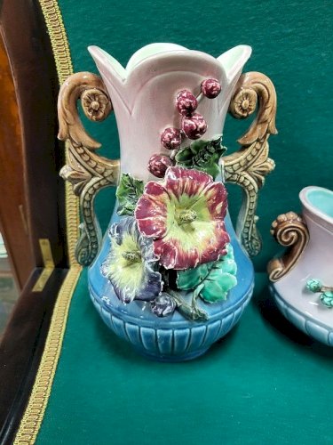 ENSEMBLE DE 3 PIECES JARDINIERES + 2 VASES EN BARBOTINE PARURE DE CHEMINEE