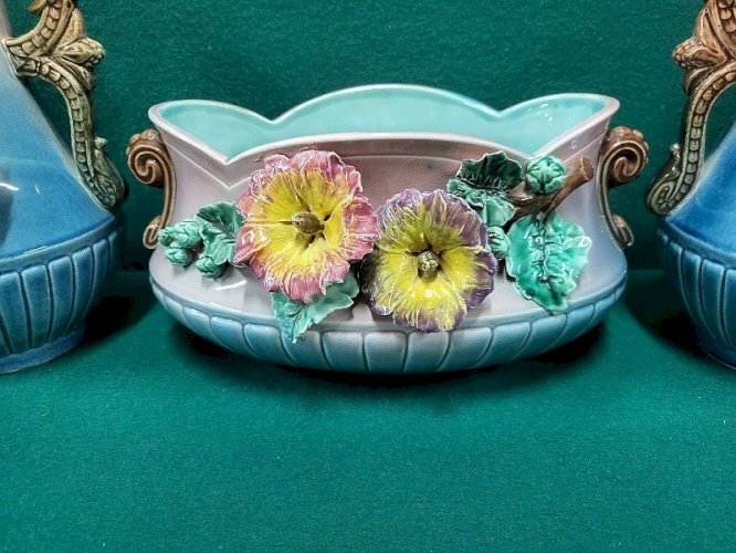 ENSEMBLE DE 3 PIECES JARDINIERES + 2 VASES EN BARBOTINE PARURE DE CHEMINEE