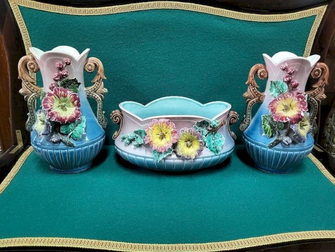 ENSEMBLE DE 3 PIECES JARDINIERES + 2 VASES EN BARBOTINE PARURE DE CHEMINEE