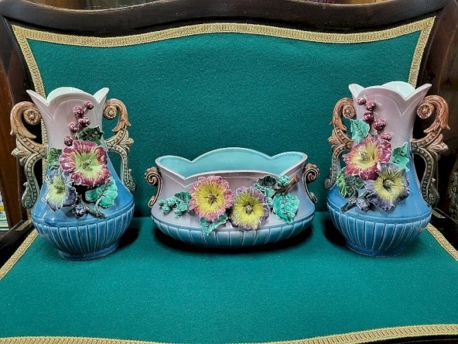 ENSEMBLE DE 3 PIECES JARDINIERES + 2 VASES EN BARBOTINE PARURE DE CHEMINEE