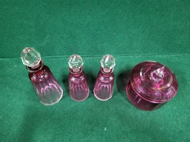 ENSEMBLE DE 4 PIECES EN CRISTAL ROSE ET BLANC