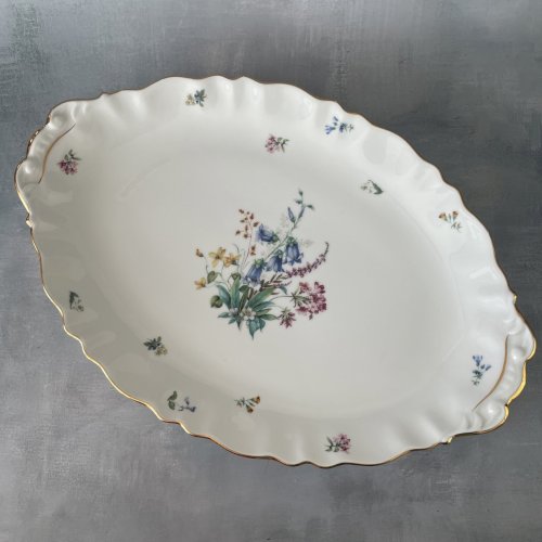 Ensemble de 4 plats ovale et rond porcelaine de Limoges à décor floral et dorure