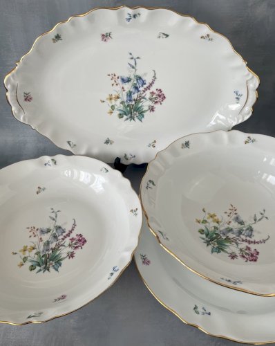 Ensemble de 4 plats ovale et rond porcelaine de Limoges à décor floral et dorure