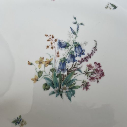 Ensemble de 4 plats ovale et rond porcelaine de Limoges à décor floral et dorure