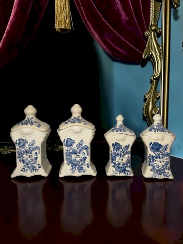 Ensemble de 4 pots anciens en faïence de Delft – décor bleu et blanc