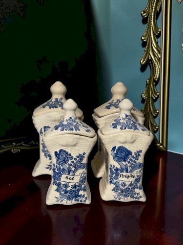 Ensemble de 4 pots anciens en faïence de Delft – décor bleu et blanc