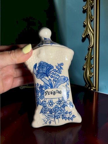 Ensemble de 4 pots anciens en faïence de Delft – décor bleu et blanc