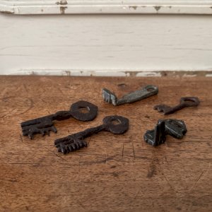 Ensemble de 5 clés en fer forgé Haute Époque patine d'origine M3667