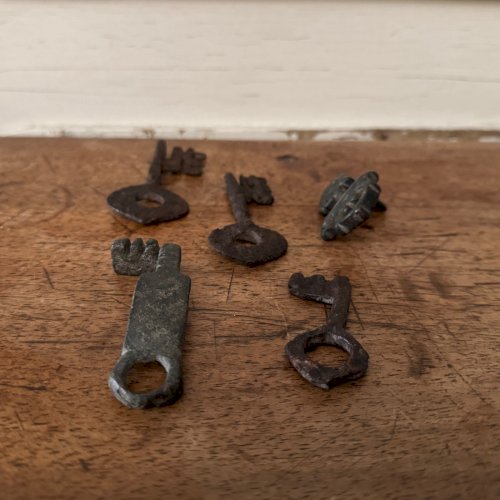 Ensemble de 5 clés en fer forgé Haute Époque patine d'origine M3667