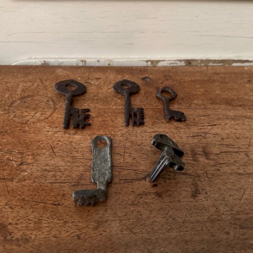 Ensemble de 5 clés en fer forgé Haute Époque patine d'origine M3667