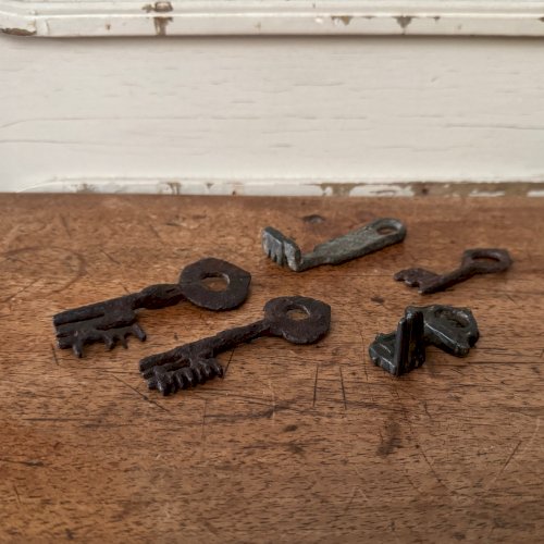 Ensemble de 5 clés en fer forgé Haute Époque patine d'origine M3667