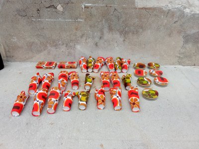 Ensemble de boîtes et d'éléments de décoration vintage 