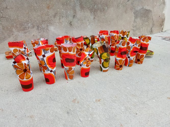 Ensemble de boîtes et d'éléments de décoration vintage 