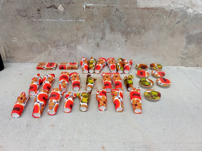 Ensemble de boîtes et d'éléments de décoration vintage 