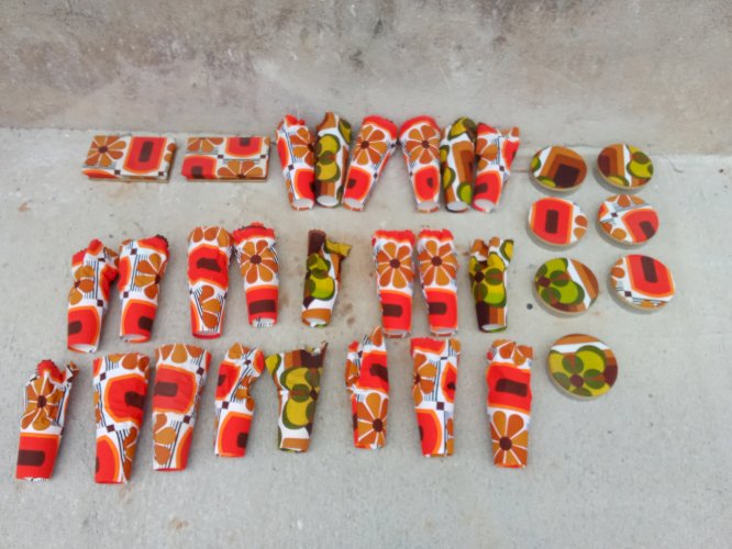 Ensemble de boîtes et d'éléments de décoration vintage 