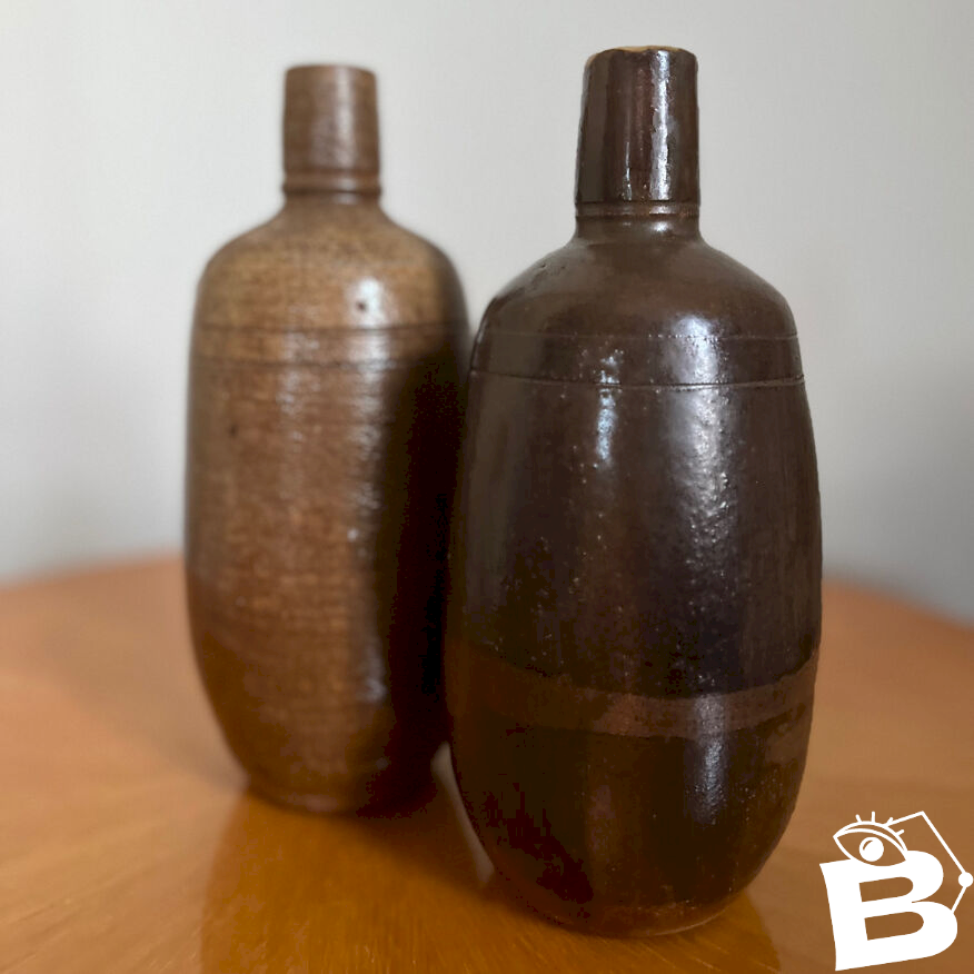 Petites bouteille et pichet en grès émaillé rouge - France