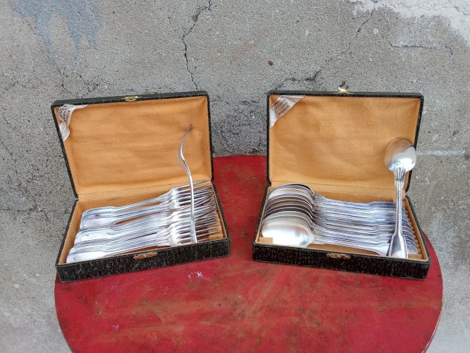 Ensemble de douze fourchettes et douze cuillères en métal argente ancien