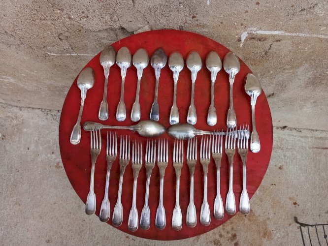 Ensemble de douze fourchettes et douze cuillères en métal argente ancien