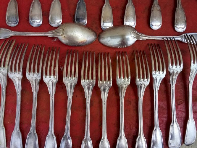 Ensemble de douze fourchettes et douze cuillères en métal argente ancien