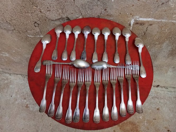 Ensemble de douze fourchettes et douze cuillères en métal argente ancien