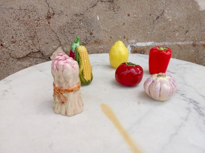 Ensemble de sept salières en forme de fruits et légumes