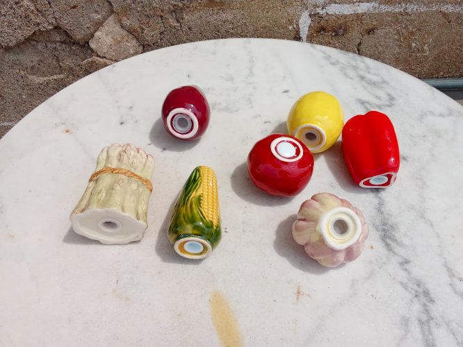 Ensemble de sept salières en forme de fruits et légumes