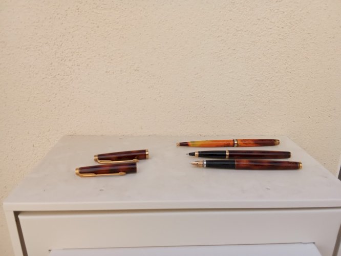 Ensemble de trois stylos anciens de marque Parker