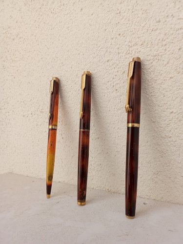 Ensemble de trois stylos anciens de marque Parker