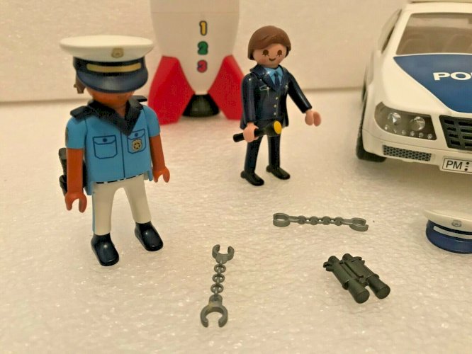 ensemble playmobil  comprenant tracteur voiture police 4 personnages fusée