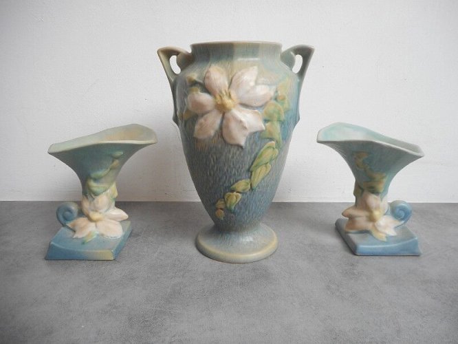 ENSEMBLE VASE + 2 CASSOLETTES PARURE DE CHEMINEE ROSEVILLE USA