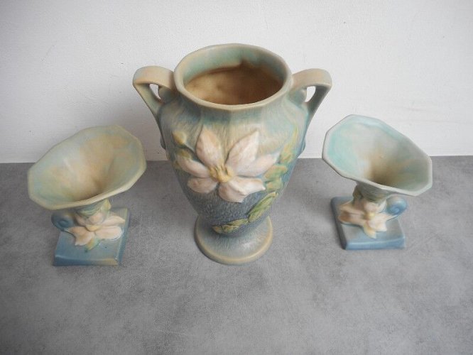 ENSEMBLE VASE + 2 CASSOLETTES PARURE DE CHEMINEE ROSEVILLE USA