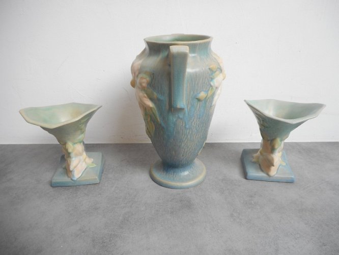 ENSEMBLE VASE + 2 CASSOLETTES PARURE DE CHEMINEE ROSEVILLE USA