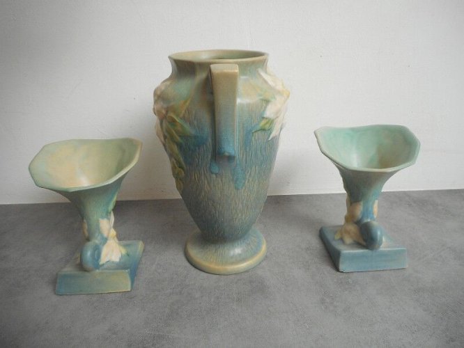 ENSEMBLE VASE + 2 CASSOLETTES PARURE DE CHEMINEE ROSEVILLE USA