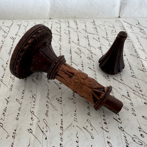 e?Porte-aiguilles en corozo décor floral double patine M4086