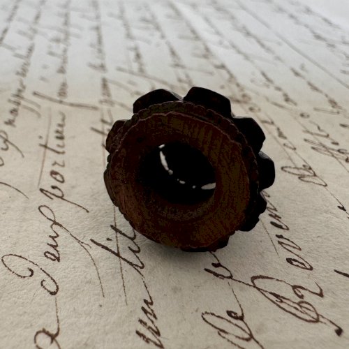 e?Porte-aiguilles en corozo décor floral double patine M4086