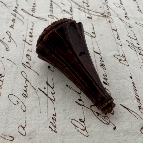 e?Porte-aiguilles en corozo décor floral double patine M4086