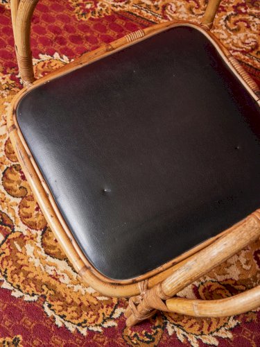 Ernest, la paire de fauteuils en osier et cuir N°711