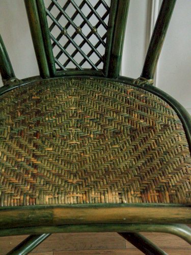 Ernest, la paire de fauteuils en rotin vert N°557