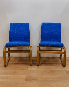 Ernest, la paire de fauteuils en tissu bouclette bleu N°700