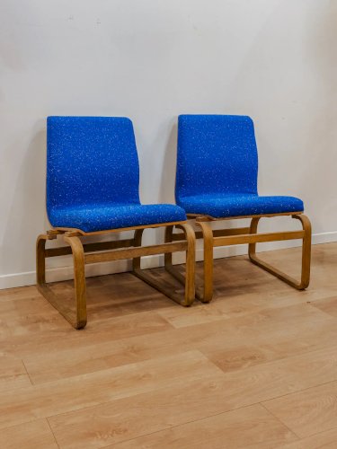 Ernest, la paire de fauteuils en tissu bouclette bleu N°700