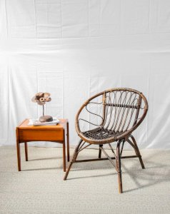 Ernest, le fauteuil en rotin foncé N°562
