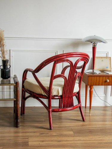 Ernest, le fauteuil en rotin rouge N°520