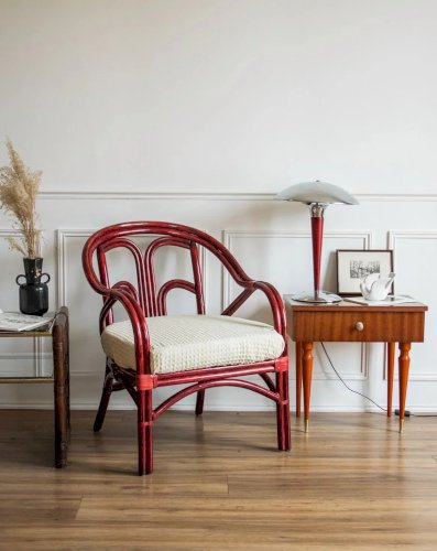 Ernest, le fauteuil en rotin rouge N°520